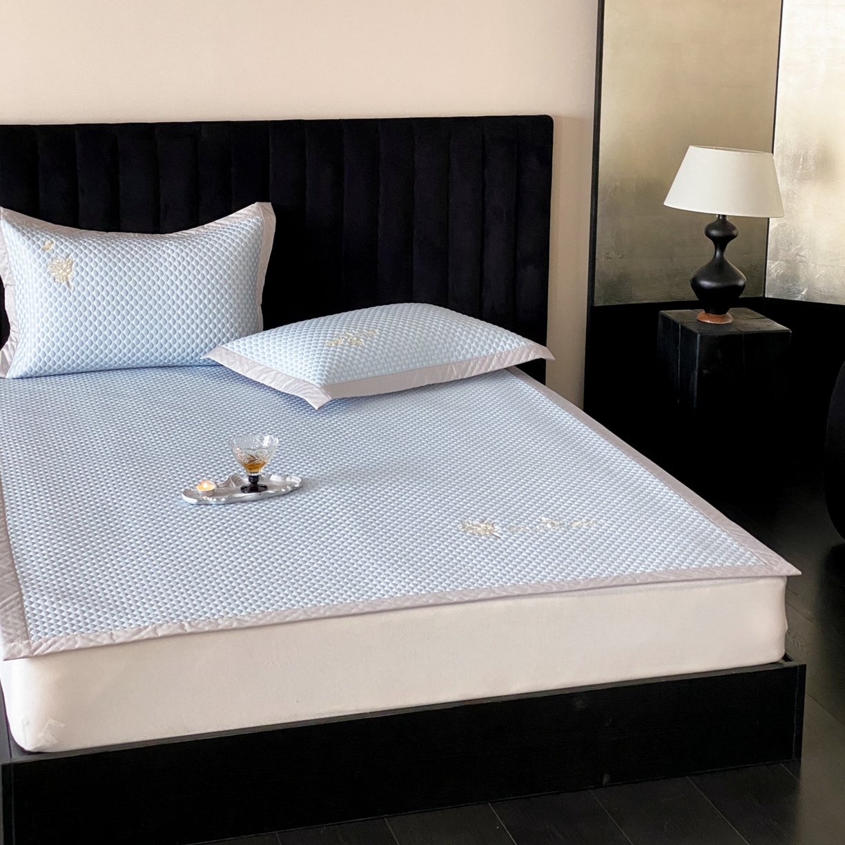 91家纺网 家纺一手货源 找家纺 云栖家居 2026新款春夏凉豆豆PE冰感凉席席子全棉宽边软平席-铃兰 铃兰-蓝