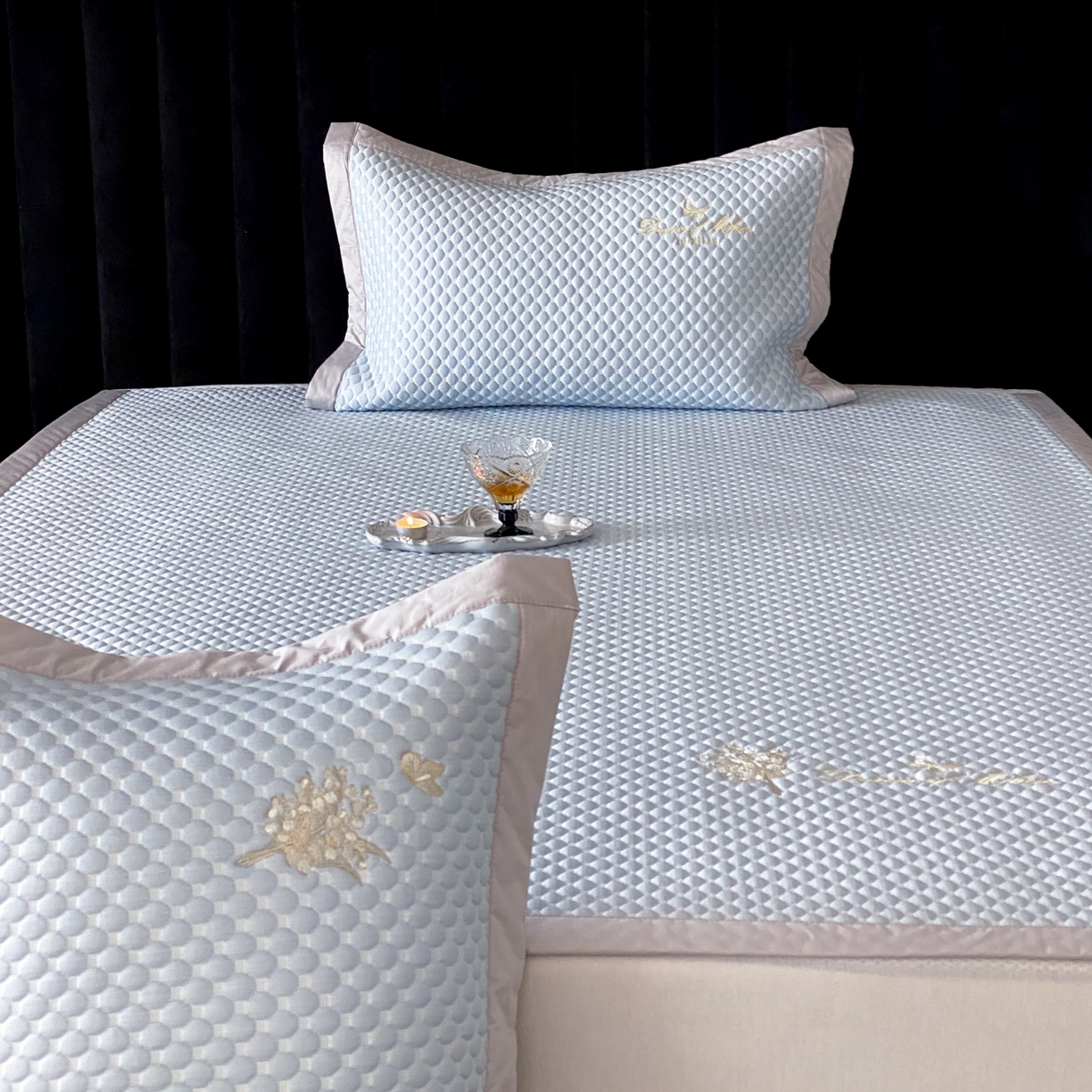 91家纺网 家纺一手货源 找家纺 云栖家居 2026新款春夏凉豆豆PE冰感凉席席子全棉宽边软平席-铃兰 铃兰-蓝