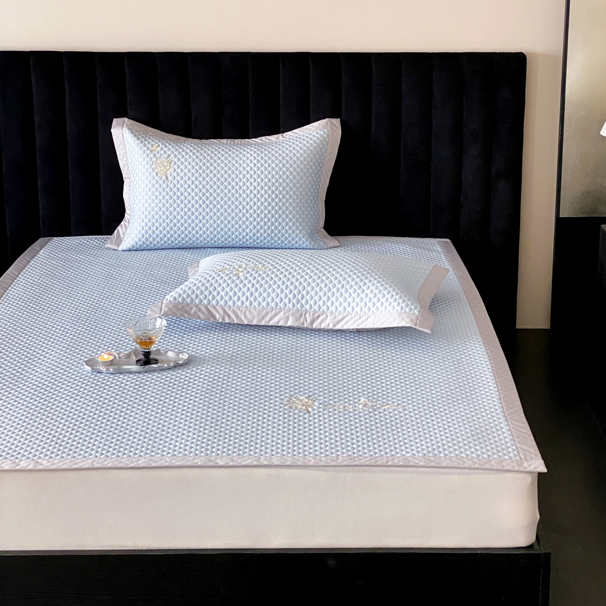 91家纺网 家纺一手货源 找家纺 云栖家居 2026新款春夏凉豆豆PE冰感凉席席子全棉宽边软平席-铃兰 铃兰-蓝