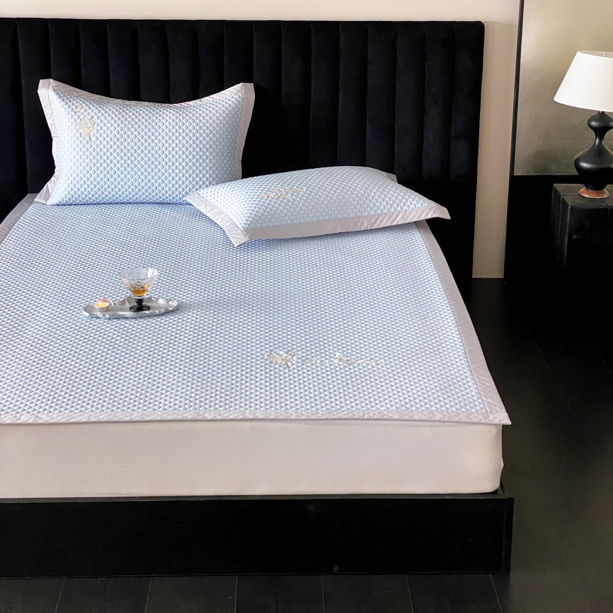 91家纺网 家纺一手货源 找家纺 云栖家居 2026新款春夏凉豆豆PE冰感凉席席子全棉宽边软平席-铃兰 铃兰-蓝