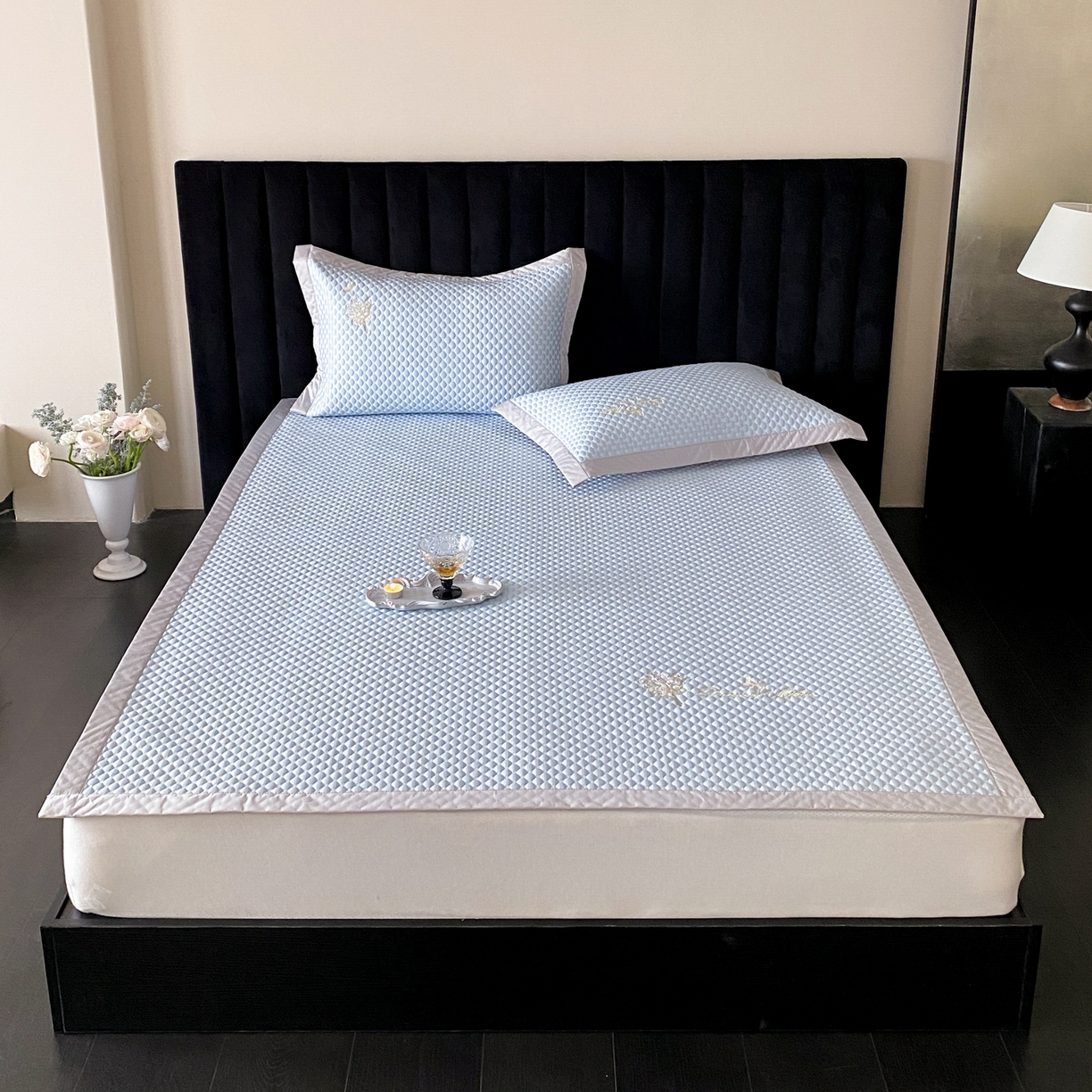 91家纺网 家纺一手货源 找家纺 云栖家居 2026新款春夏凉豆豆PE冰感凉席席子全棉宽边软平席-铃兰 铃兰-蓝