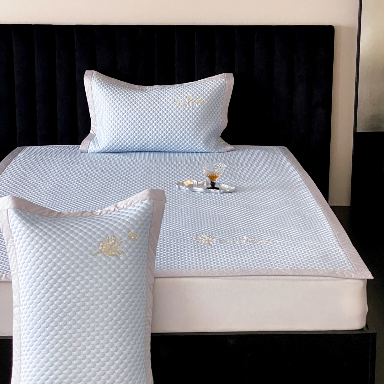 91家纺网 家纺一手货源 找家纺 云栖家居 2026新款春夏凉豆豆PE冰感凉席席子全棉宽边软平席-铃兰 铃兰-蓝