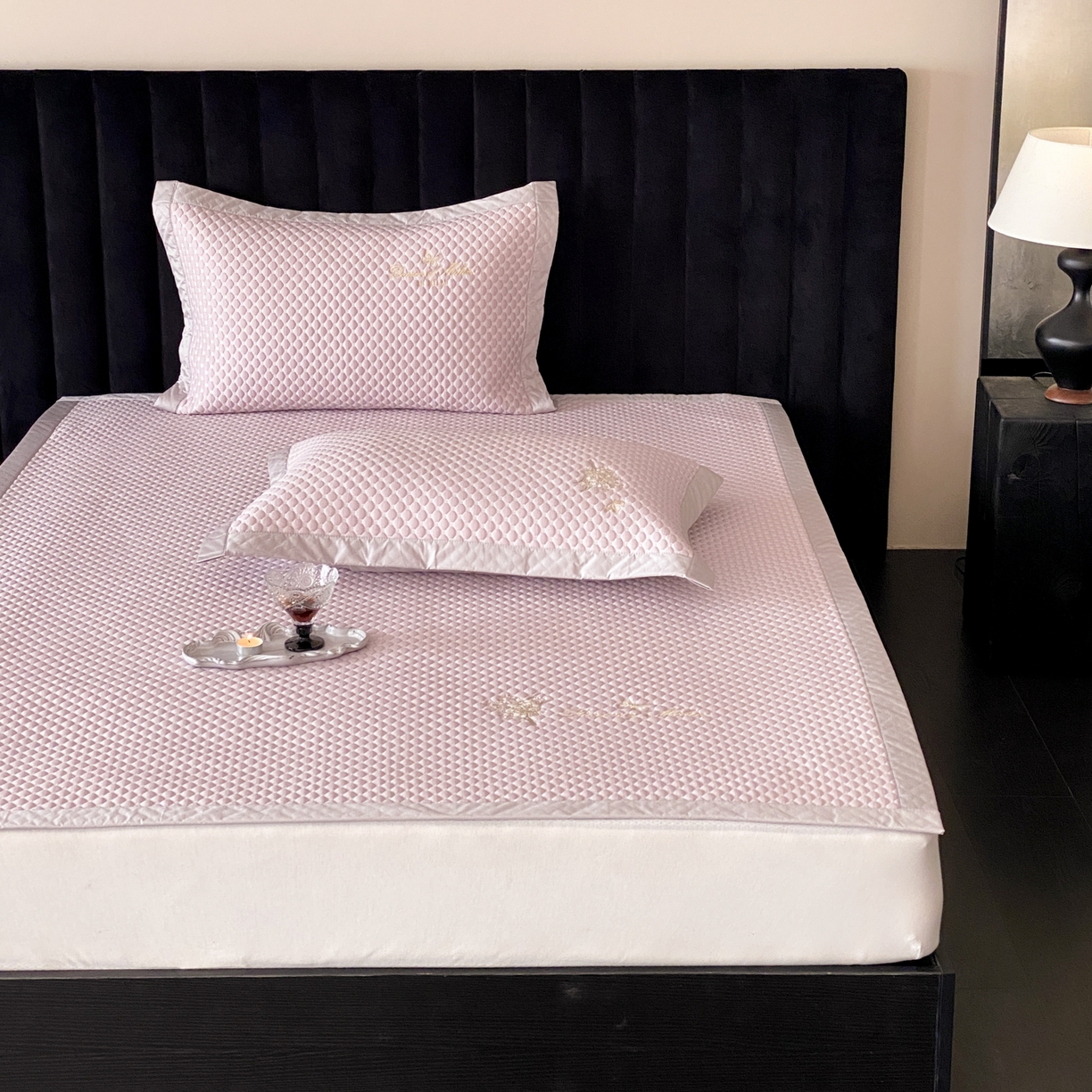 91家纺网 家纺一手货源 找家纺 云栖家居 2026新款春夏凉豆豆PE冰感凉席席子全棉宽边软平席-铃兰 铃兰-粉