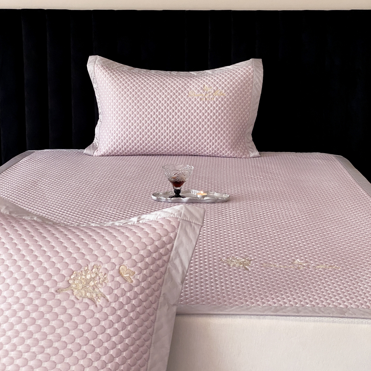 91家纺网 家纺一手货源 找家纺 云栖家居 2026新款春夏凉豆豆PE冰感凉席席子全棉宽边软平席-铃兰 铃兰-粉