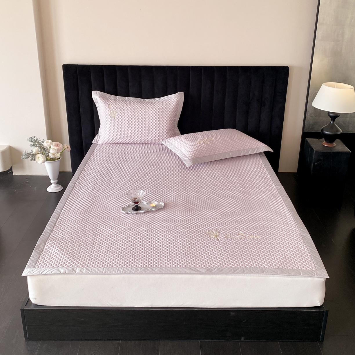 91家纺网 家纺一手货源 找家纺 云栖家居 2026新款春夏凉豆豆PE冰感凉席席子全棉宽边软平席-铃兰 铃兰-粉