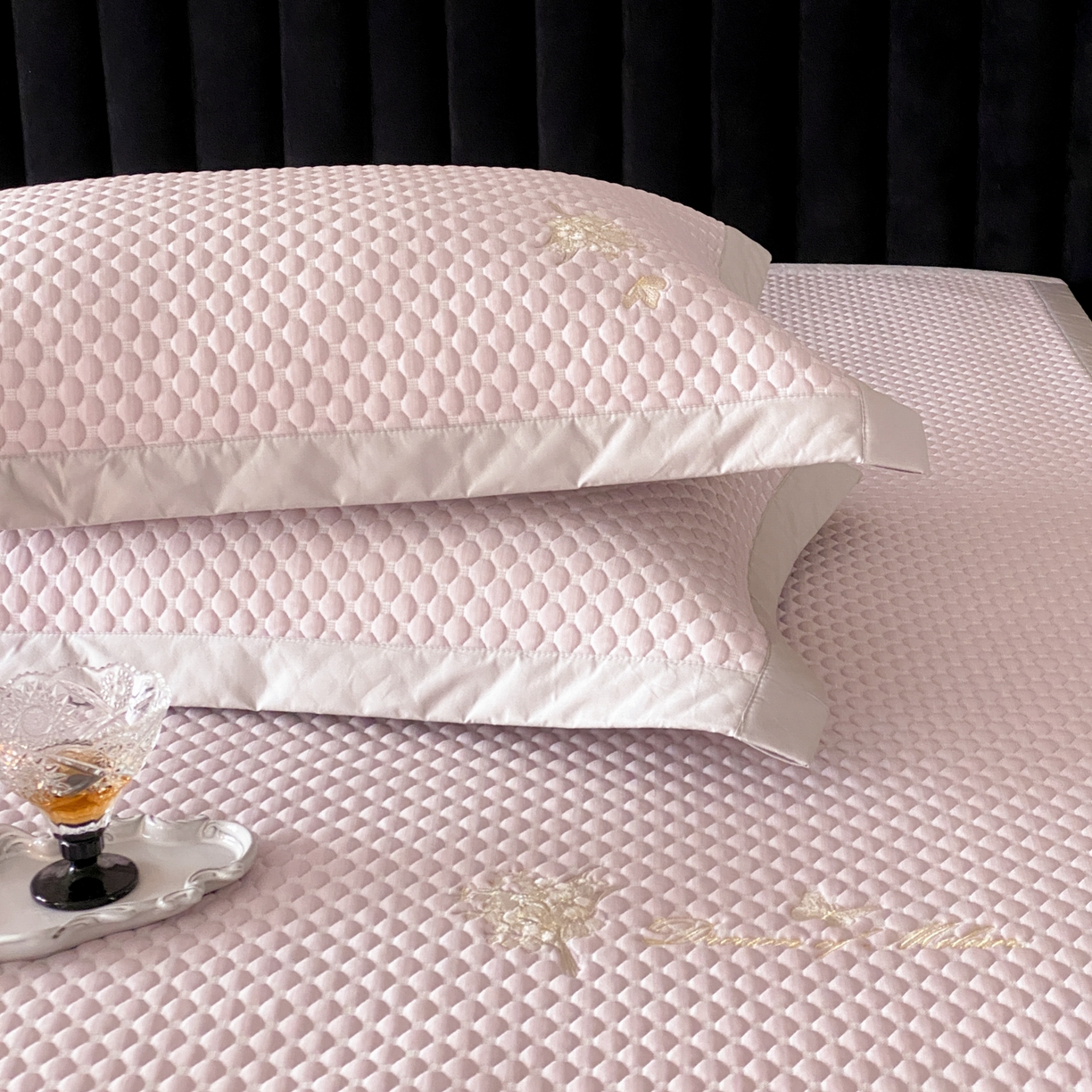 91家纺网 家纺一手货源 找家纺 云栖家居 2026新款春夏凉豆豆PE冰感凉席席子全棉宽边软平席-铃兰 铃兰-粉