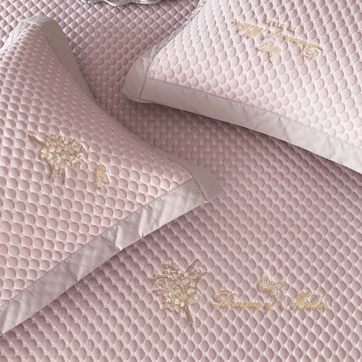 91家纺网 家纺一手货源 找家纺 云栖家居 2026新款春夏凉豆豆PE冰感凉席席子全棉宽边软平席-铃兰 铃兰-粉