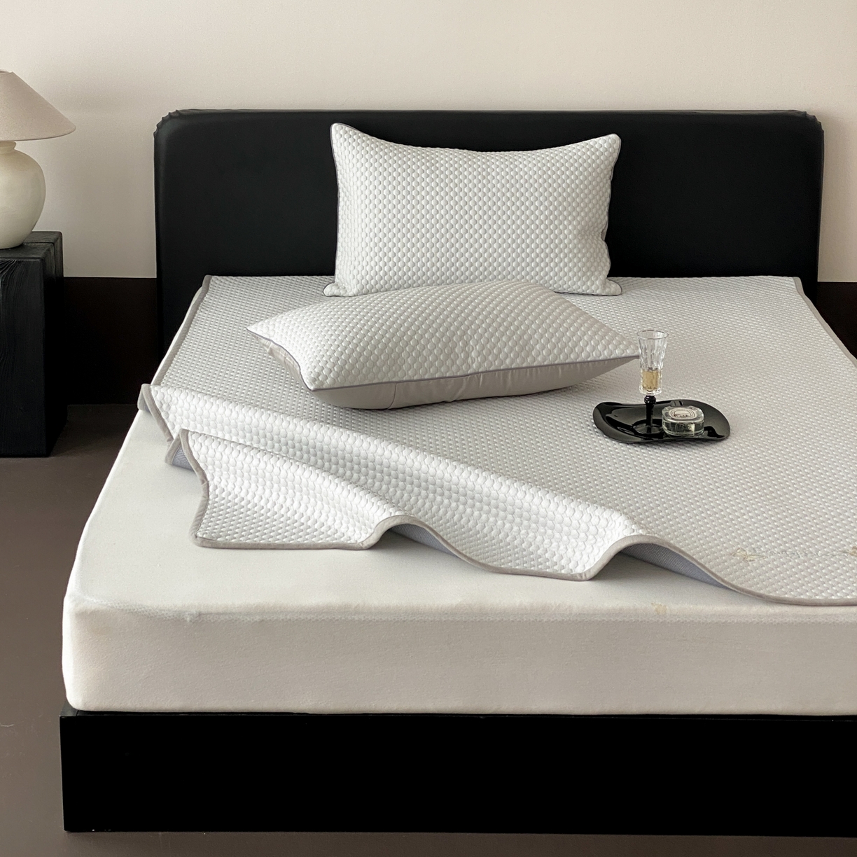 91家纺网 家纺一手货源 找家纺 云栖家居 2026新款春夏凉豆豆PE冰感凉席席子三件套软平席-小蝴蝶 浅灰