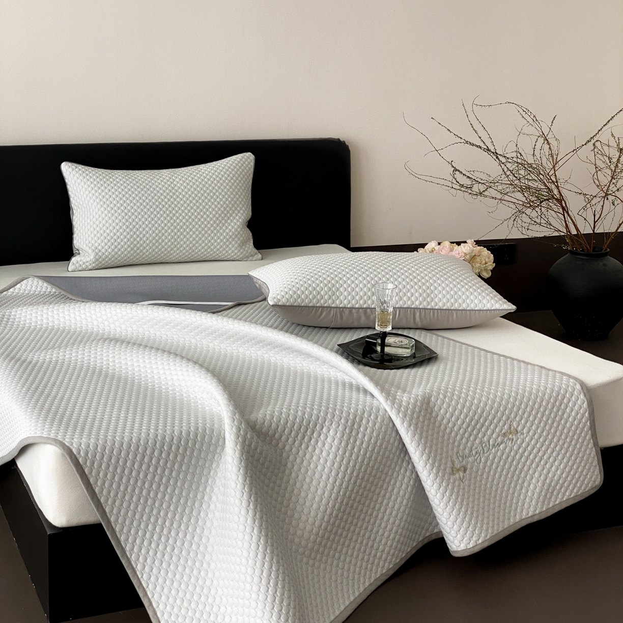 91家纺网 家纺一手货源 找家纺 云栖家居 2026新款春夏凉豆豆PE冰感凉席席子三件套软平席-小蝴蝶 浅灰