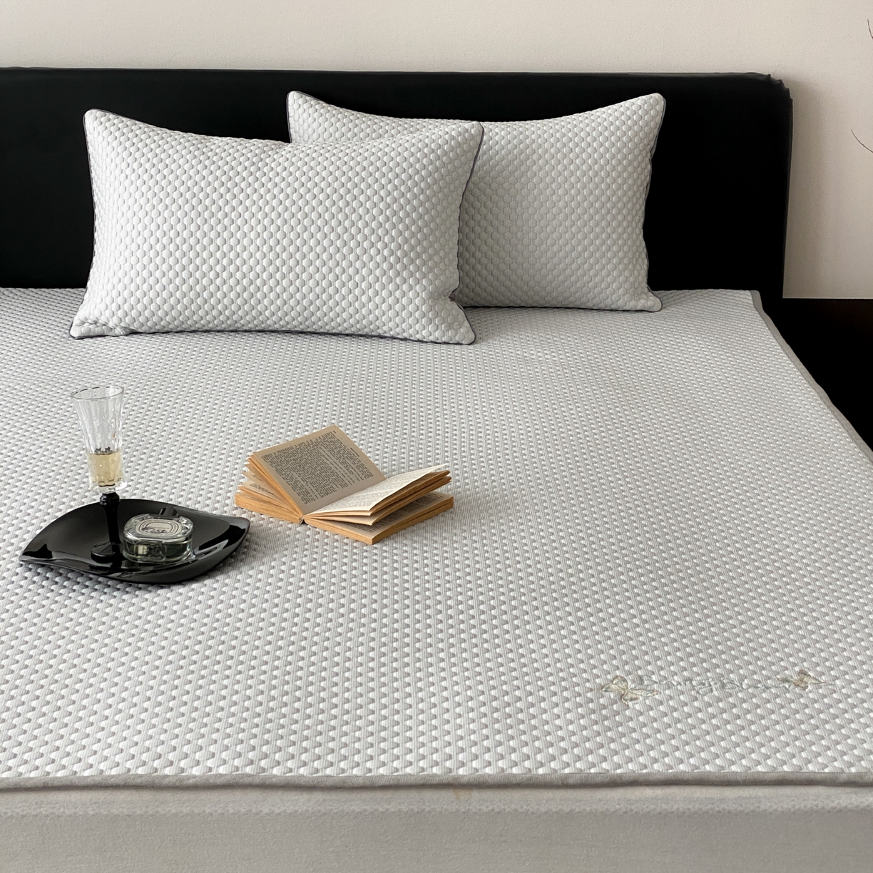 91家纺网 家纺一手货源 找家纺 云栖家居 2026新款春夏凉豆豆PE冰感凉席席子三件套软平席-小蝴蝶 浅灰