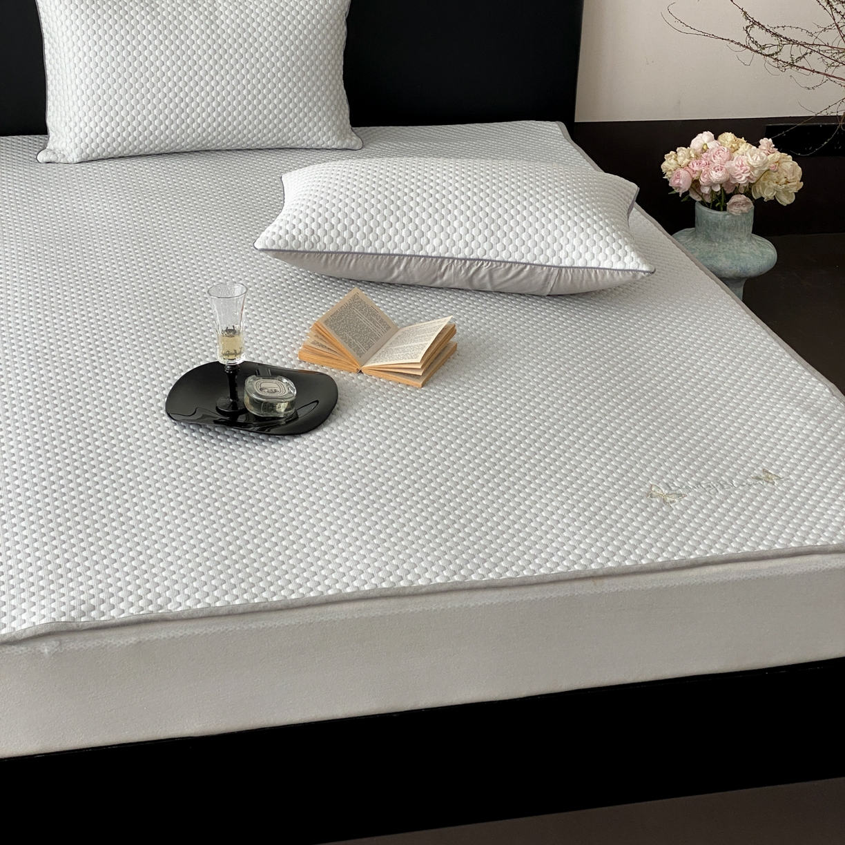 91家纺网 家纺一手货源 找家纺 云栖家居 2026新款春夏凉豆豆PE冰感凉席席子三件套软平席-小蝴蝶 浅灰