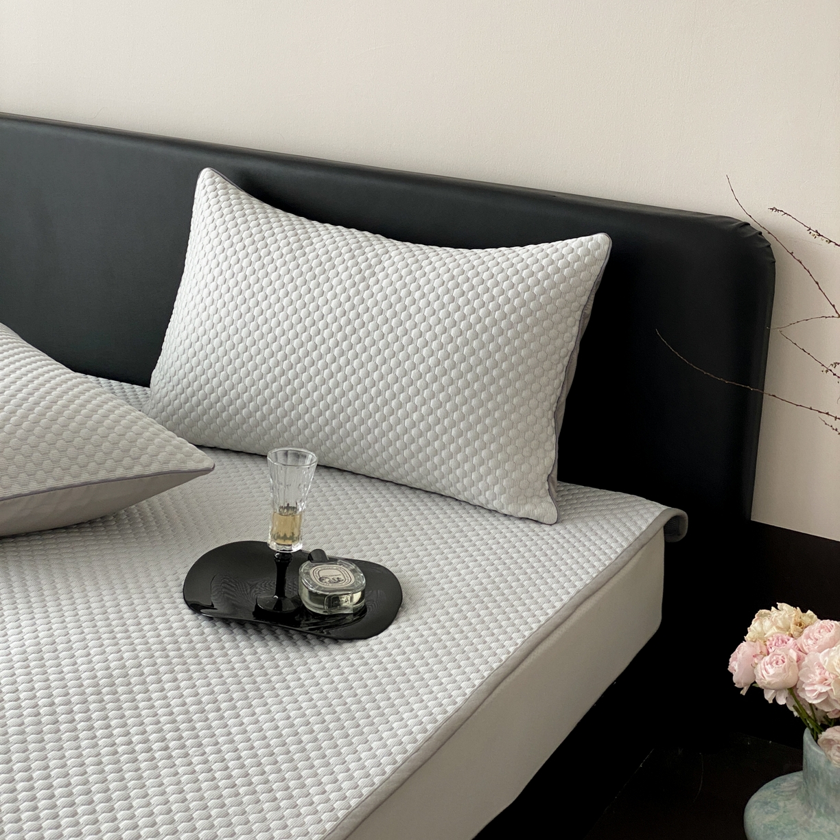 91家纺网 家纺一手货源 找家纺 云栖家居 2026新款春夏凉豆豆PE冰感凉席席子三件套软平席-小蝴蝶 浅灰