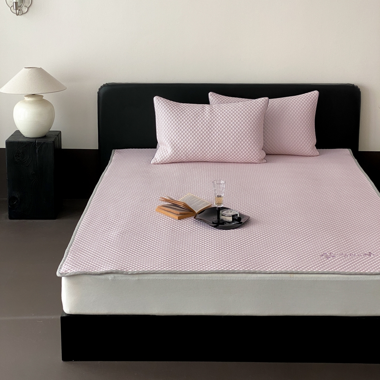 91家纺网 家纺一手货源 找家纺 云栖家居 2026新款春夏凉豆豆PE冰感凉席席子三件套软平席-小蝴蝶 粉紫