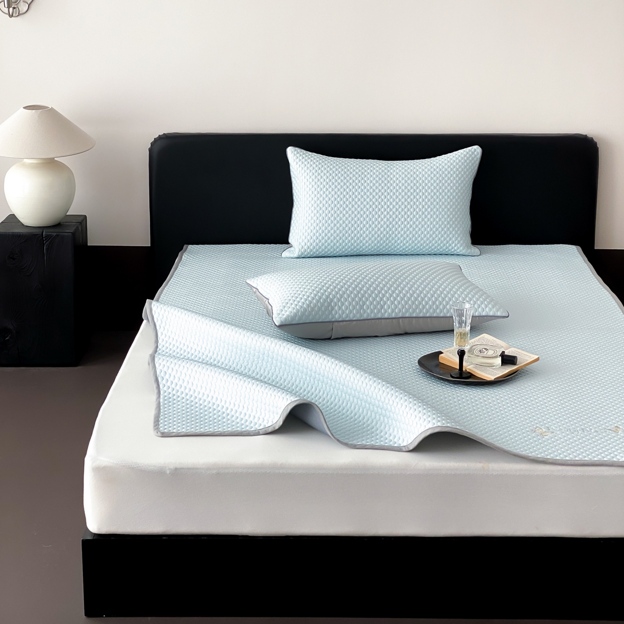 91家纺网 家纺一手货源 找家纺 云栖家居 2026新款春夏凉豆豆PE冰感凉席席子三件套软平席-小蝴蝶 浅蓝