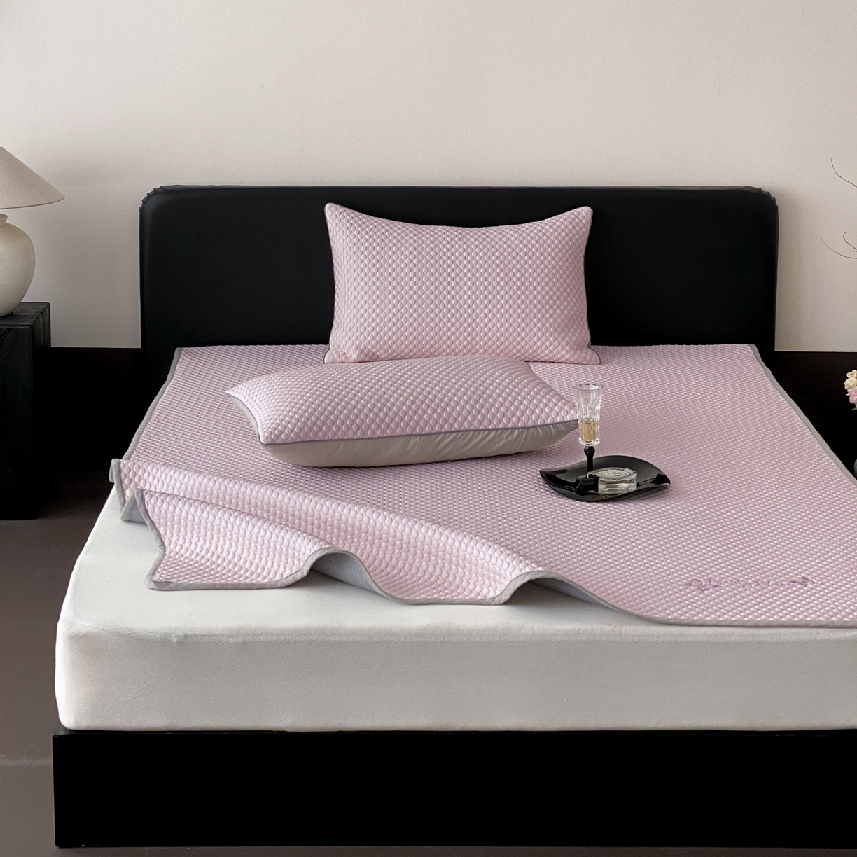 91家纺网 家纺一手货源 找家纺 云栖家居 2026新款春夏凉豆豆PE冰感凉席席子三件套软平席-小蝴蝶 粉紫