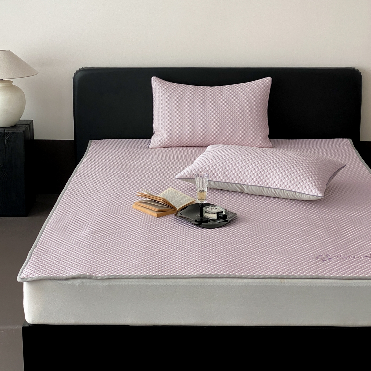 91家纺网 家纺一手货源 找家纺 云栖家居 2026新款春夏凉豆豆PE冰感凉席席子三件套软平席-小蝴蝶 粉紫