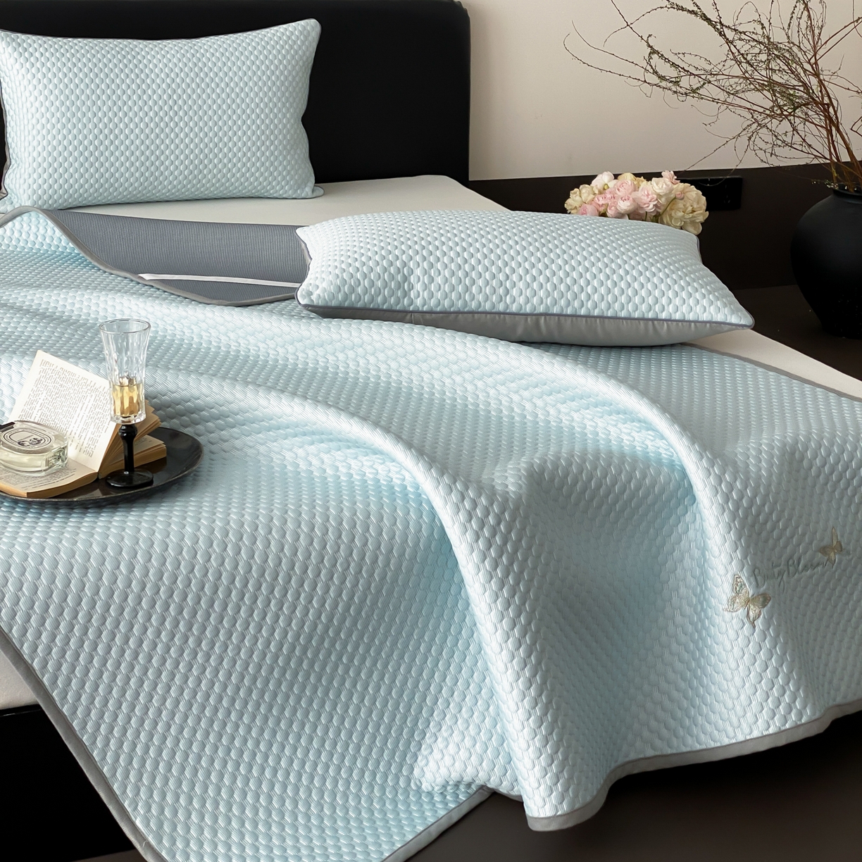 91家纺网 家纺一手货源 找家纺 云栖家居 2026新款春夏凉豆豆PE冰感凉席席子三件套软平席-小蝴蝶 浅蓝