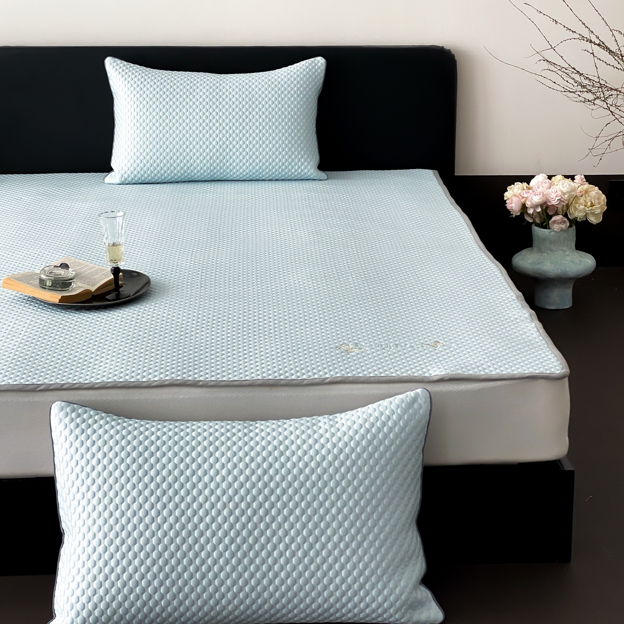 91家纺网 家纺一手货源 找家纺 云栖家居 2026新款春夏凉豆豆PE冰感凉席席子三件套软平席-小蝴蝶 浅蓝