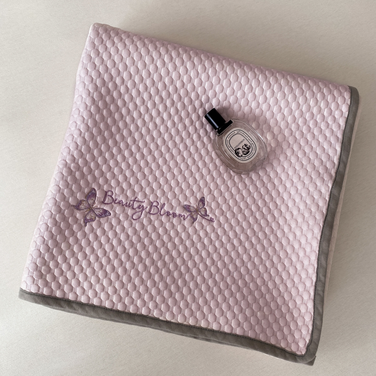 91家纺网 家纺一手货源 找家纺 云栖家居 2026新款春夏凉豆豆PE冰感凉席席子三件套软平席-小蝴蝶 粉紫