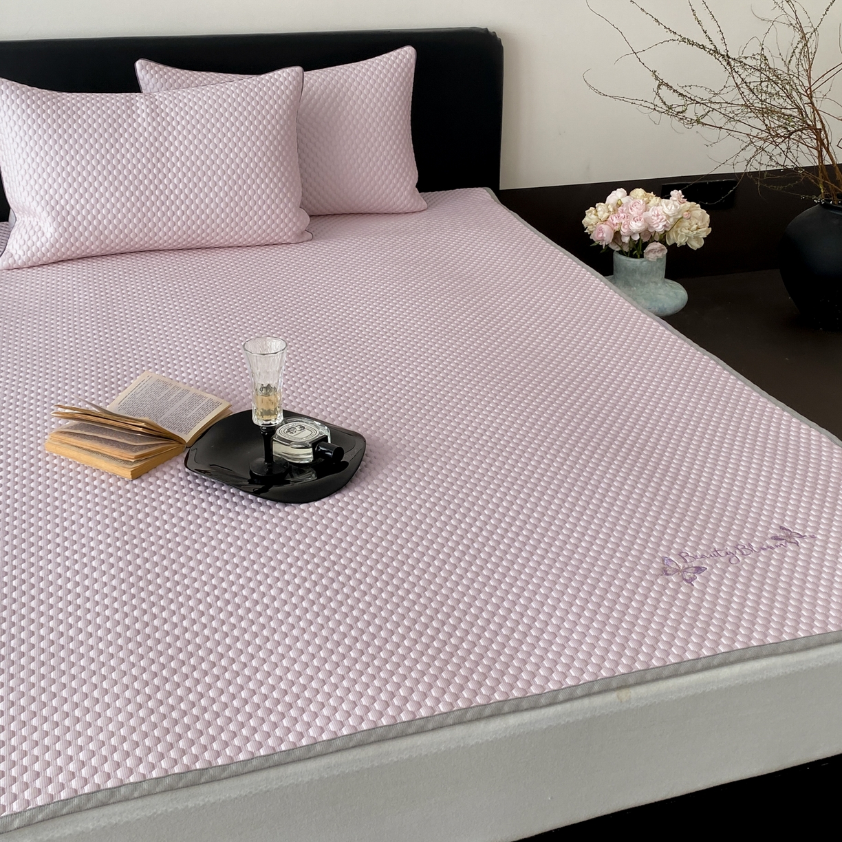 91家纺网 家纺一手货源 找家纺 云栖家居 2026新款春夏凉豆豆PE冰感凉席席子三件套软平席-小蝴蝶 粉紫