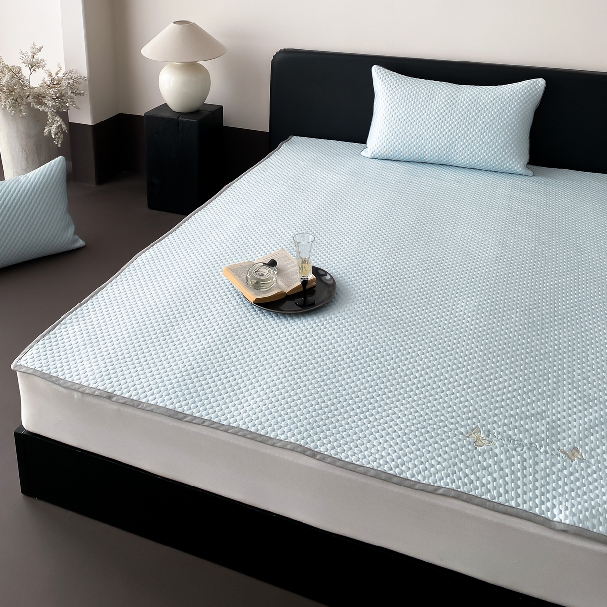 91家纺网 家纺一手货源 找家纺 云栖家居 2026新款春夏凉豆豆PE冰感凉席席子三件套软平席-小蝴蝶 浅蓝