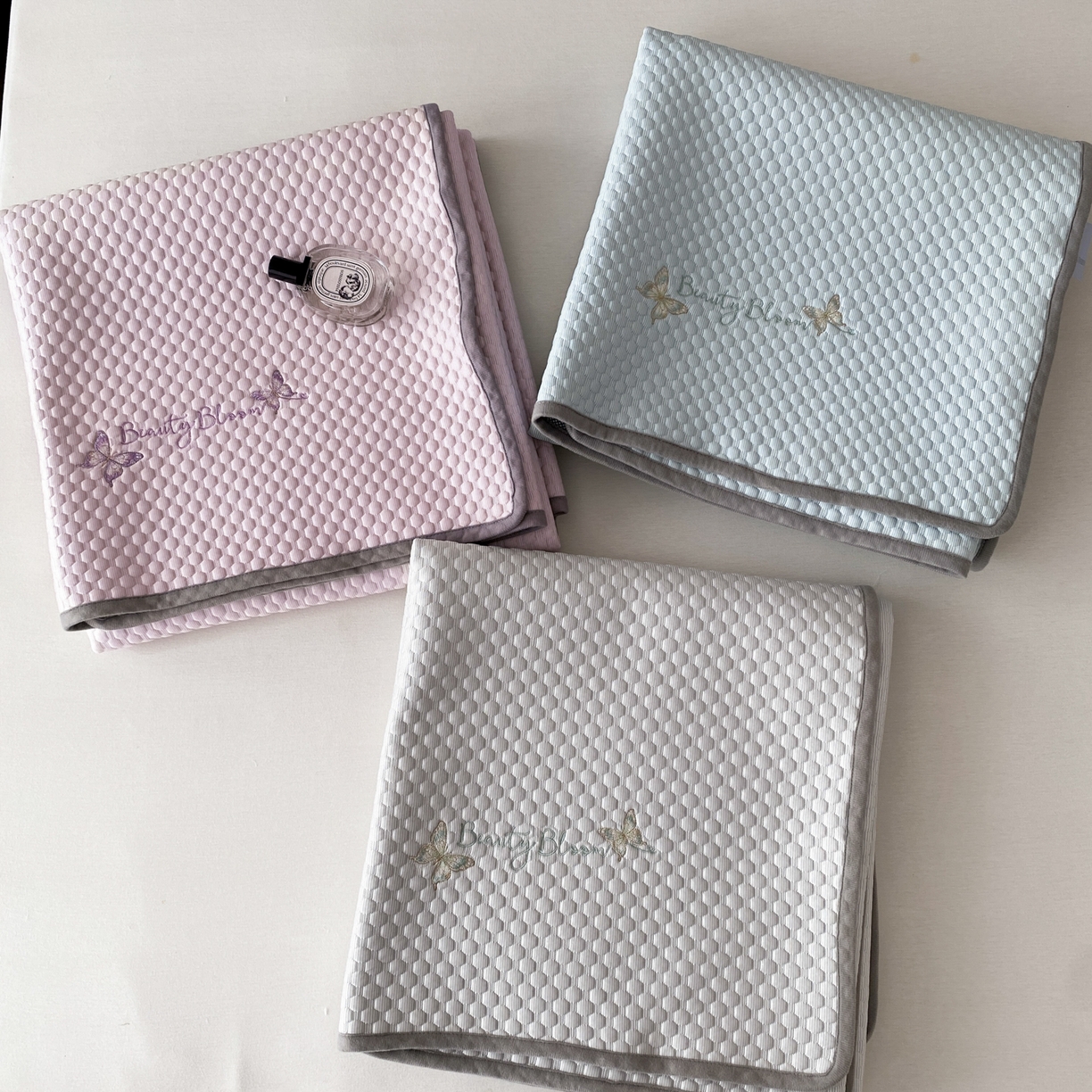 91家纺网 家纺一手货源 找家纺 云栖家居 2026新款春夏凉豆豆PE冰感凉席席子三件套软平席-小蝴蝶 组合图仅供展示不可下单