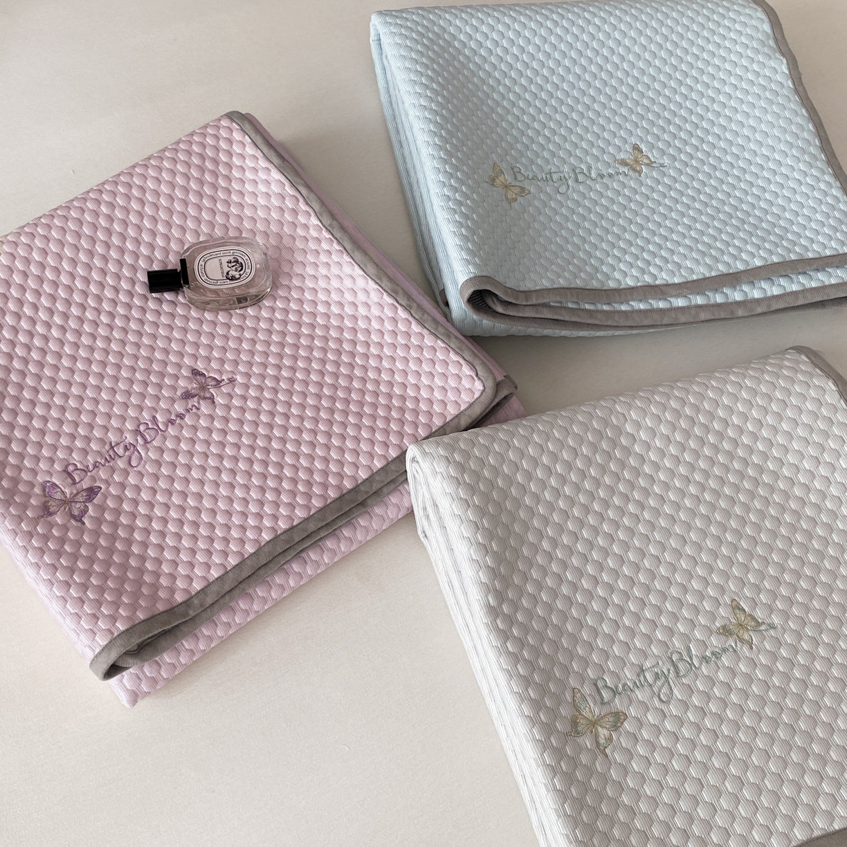 91家纺网 家纺一手货源 找家纺 云栖家居 2026新款春夏凉豆豆PE冰感凉席席子三件套软平席-小蝴蝶 组合图仅供展示不可下单