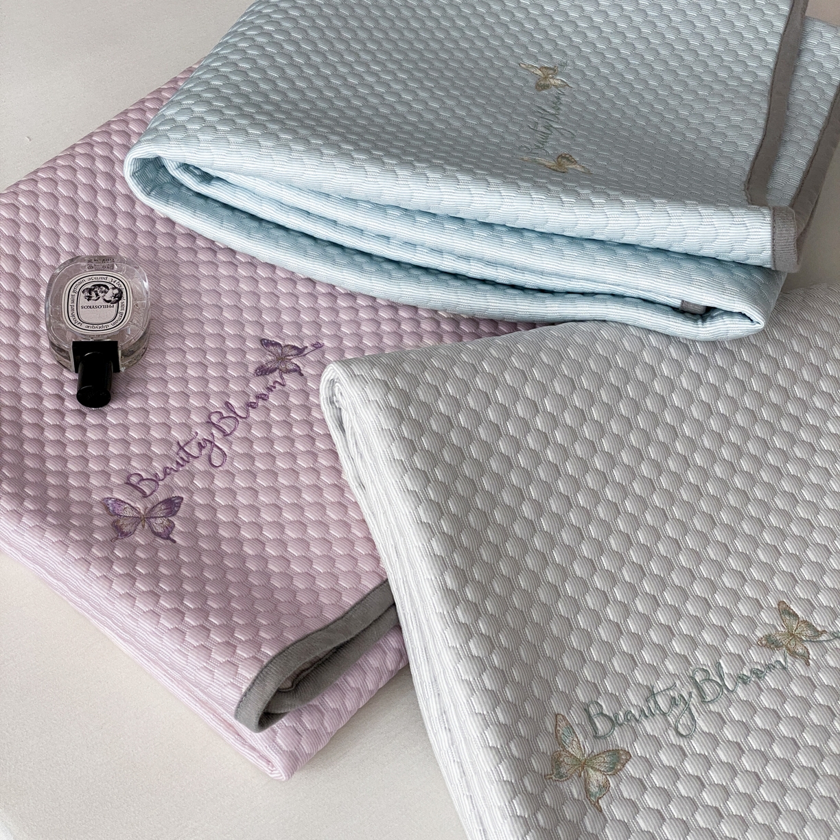 91家纺网 家纺一手货源 找家纺 云栖家居 2026新款春夏凉豆豆PE冰感凉席席子三件套软平席-小蝴蝶 组合图仅供展示不可下单