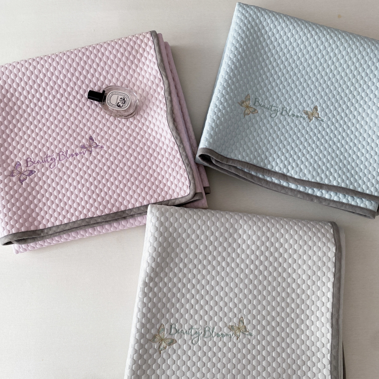 91家纺网 家纺一手货源 找家纺 云栖家居 2026新款春夏凉豆豆PE冰感凉席席子三件套软平席-小蝴蝶 组合图仅供展示不可下单