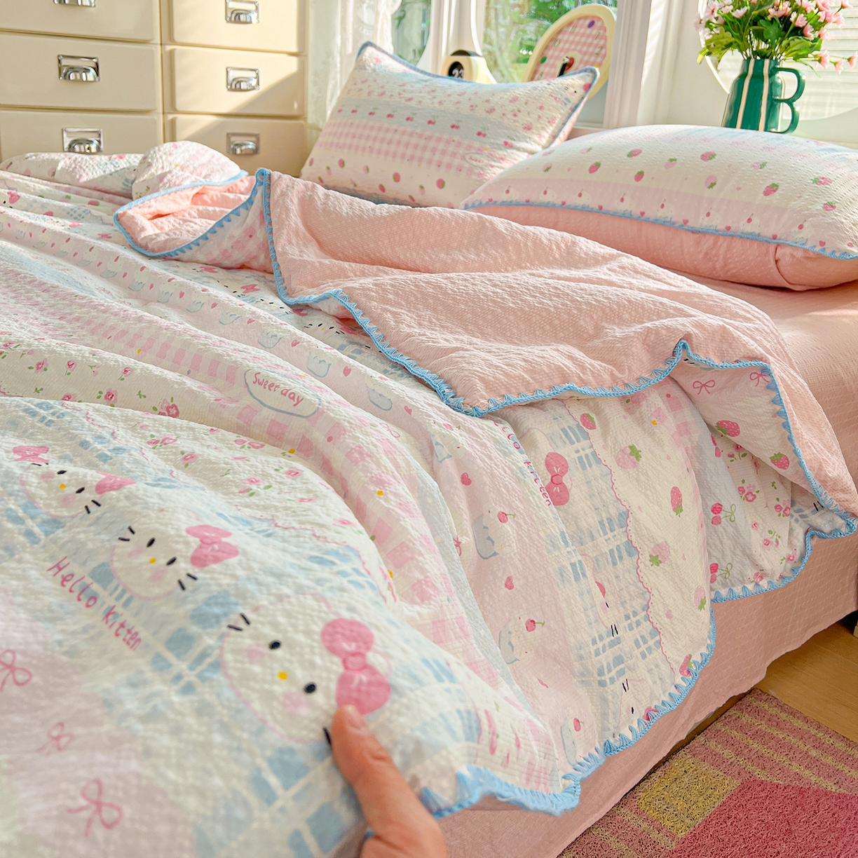 91家纺网 家纺一手货源 找家纺 恒尚居 2026新款A类泡芙纱贝壳边夏被夏凉被四件套空调被三角针绣边 【草莓KT】贝壳边