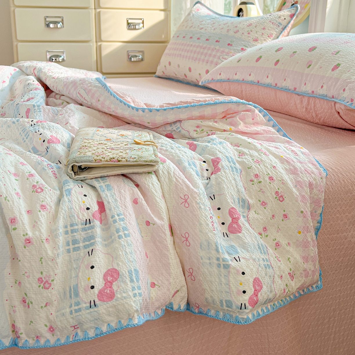 91家纺网 家纺一手货源 找家纺 恒尚居 2026新款A类泡芙纱贝壳边夏被夏凉被四件套空调被三角针绣边 【草莓KT】贝壳边