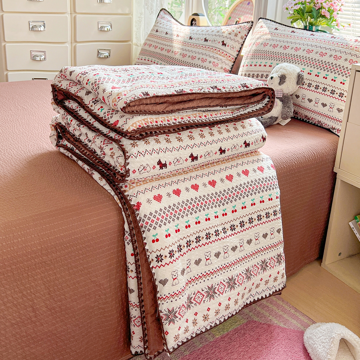 91家纺网 家纺一手货源 找家纺 恒尚居 2026新款A类泡芙纱贝壳边夏被夏凉被四件套空调被三角针绣边 【费尔岛小狗】贝壳边