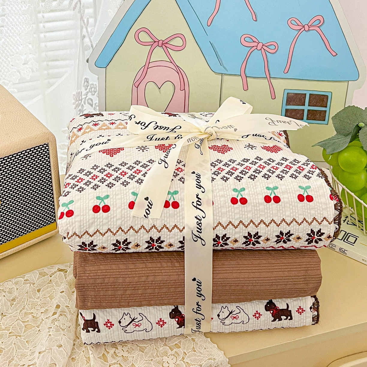 91家纺网 家纺一手货源 找家纺 恒尚居 2026新款A类泡芙纱贝壳边夏被夏凉被四件套空调被三角针绣边 【费尔岛小狗】贝壳边