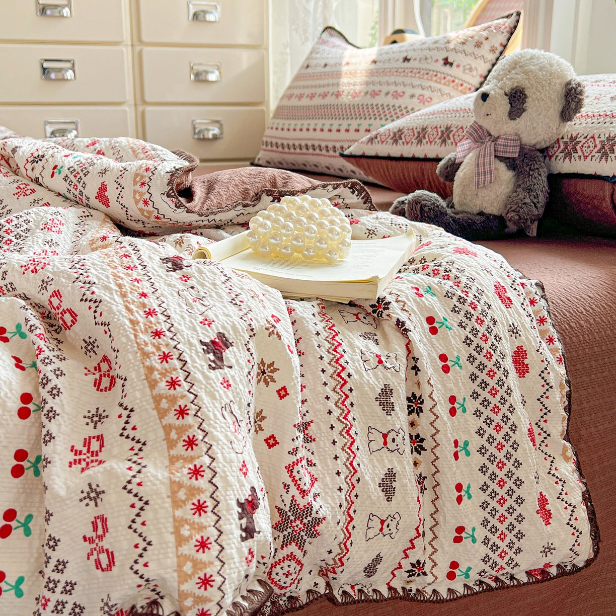 91家纺网 家纺一手货源 找家纺 恒尚居 2026新款A类泡芙纱贝壳边夏被夏凉被四件套空调被三角针绣边 【费尔岛小狗】贝壳边