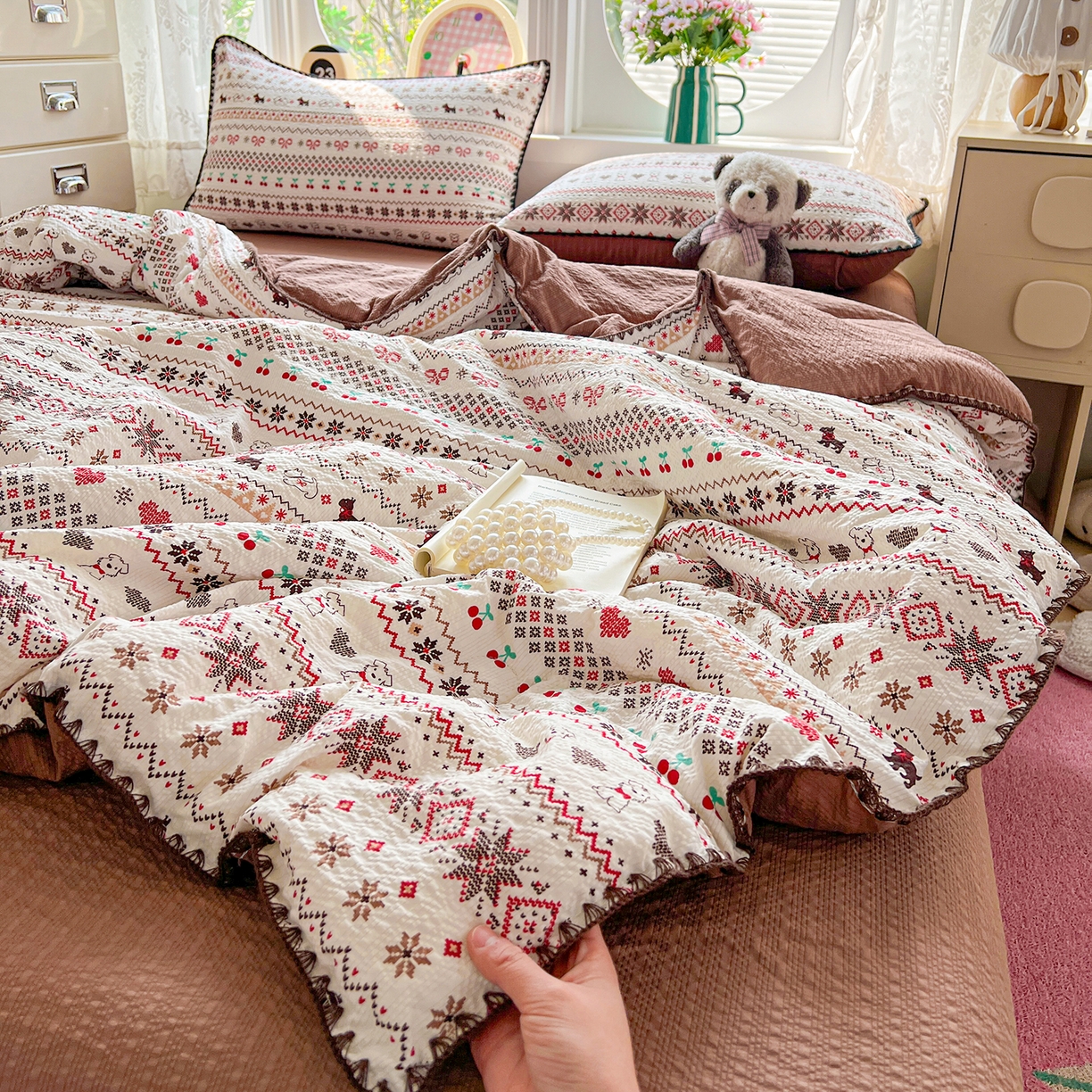 91家纺网 家纺一手货源 找家纺 恒尚居 2026新款A类泡芙纱贝壳边夏被夏凉被四件套空调被三角针绣边 【费尔岛小狗】贝壳边