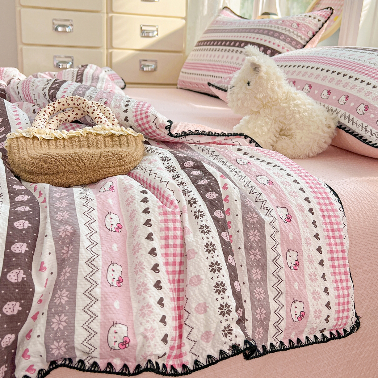 91家纺网 家纺一手货源 找家纺 恒尚居 2026新款A类泡芙纱贝壳边夏被夏凉被四件套空调被三角针绣边 【粉糖泡泡猫】贝壳边