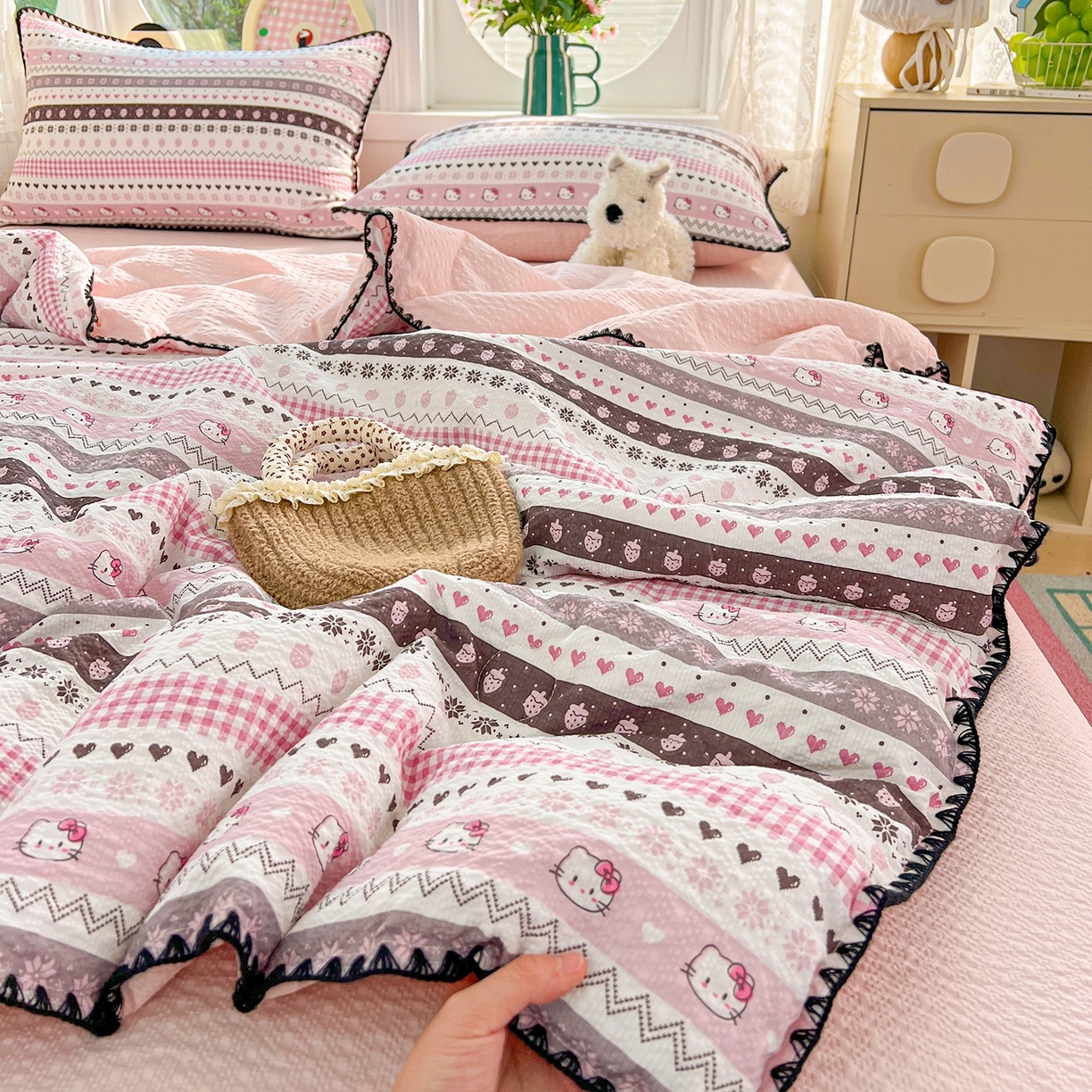 91家纺网 家纺一手货源 找家纺 恒尚居 2026新款A类泡芙纱贝壳边夏被夏凉被四件套空调被三角针绣边 【粉糖泡泡猫】贝壳边