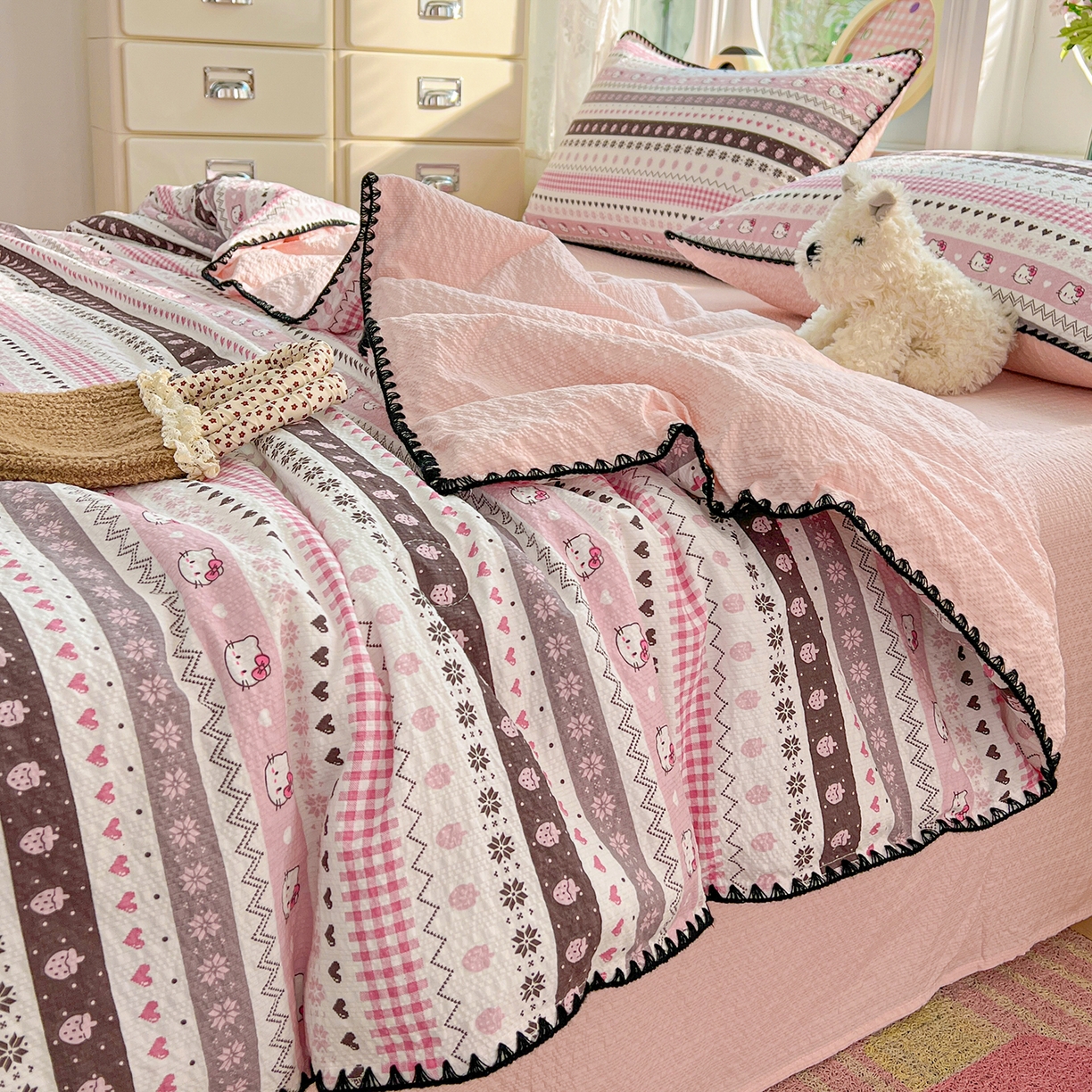 91家纺网 家纺一手货源 找家纺 恒尚居 2026新款A类泡芙纱贝壳边夏被夏凉被四件套空调被三角针绣边 【粉糖泡泡猫】贝壳边