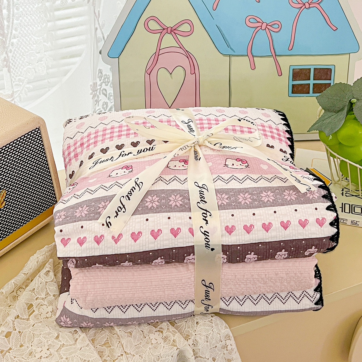 91家纺网 家纺一手货源 找家纺 恒尚居 2026新款A类泡芙纱贝壳边夏被夏凉被四件套空调被三角针绣边 【粉糖泡泡猫】贝壳边