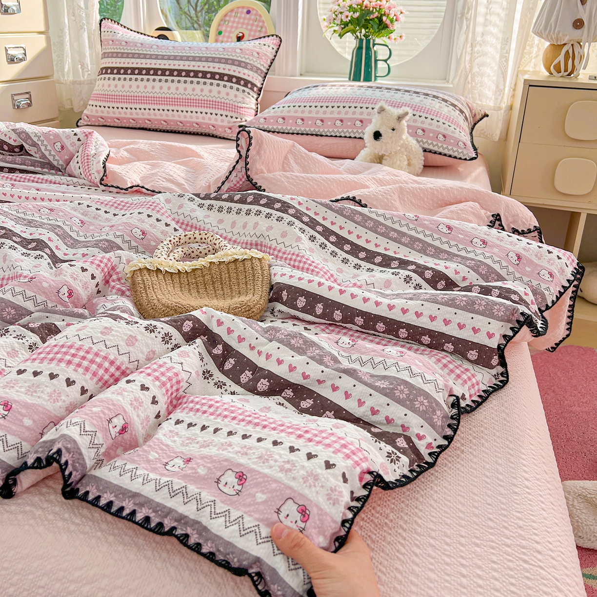 91家纺网 家纺一手货源 找家纺 恒尚居 2026新款A类泡芙纱贝壳边夏被夏凉被四件套空调被三角针绣边 【粉糖泡泡猫】贝壳边