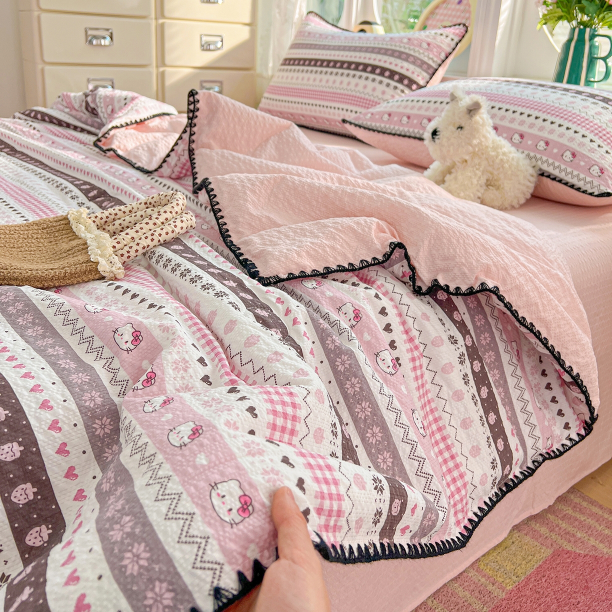 91家纺网 家纺一手货源 找家纺 恒尚居 2026新款A类泡芙纱贝壳边夏被夏凉被四件套空调被三角针绣边 【粉糖泡泡猫】贝壳边