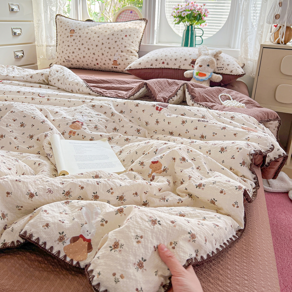 91家纺网 家纺一手货源 找家纺 恒尚居 2026新款A类泡芙纱贝壳边夏被夏凉被四件套空调被三角针绣边 【花雨小兔】贝壳边