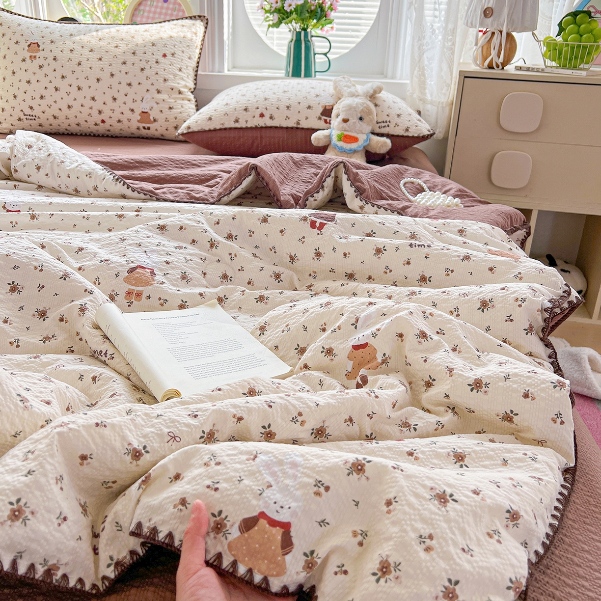 91家纺网 家纺一手货源 找家纺 恒尚居 2026新款A类泡芙纱贝壳边夏被夏凉被四件套空调被三角针绣边 【花雨小兔】贝壳边