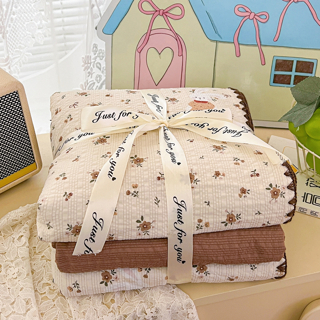 91家纺网 家纺一手货源 找家纺 恒尚居 2026新款A类泡芙纱贝壳边夏被夏凉被四件套空调被三角针绣边 【花雨小兔】贝壳边