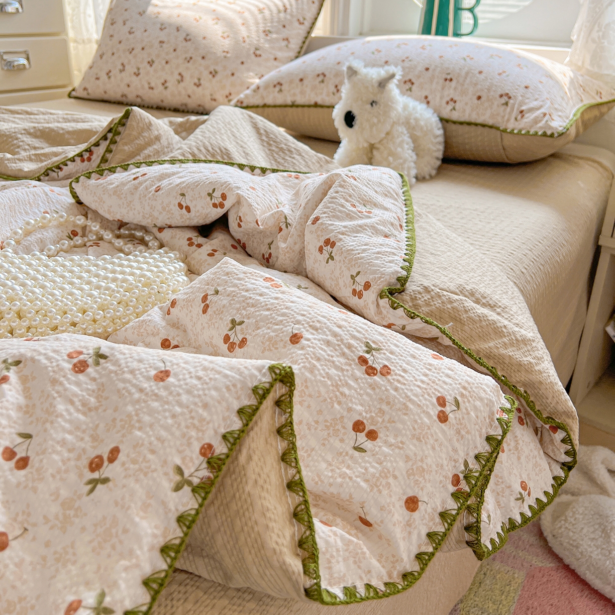 91家纺网 家纺一手货源 找家纺 恒尚居 2026新款A类泡芙纱贝壳边夏被夏凉被四件套空调被三角针绣边 【满地樱桃】贝壳边