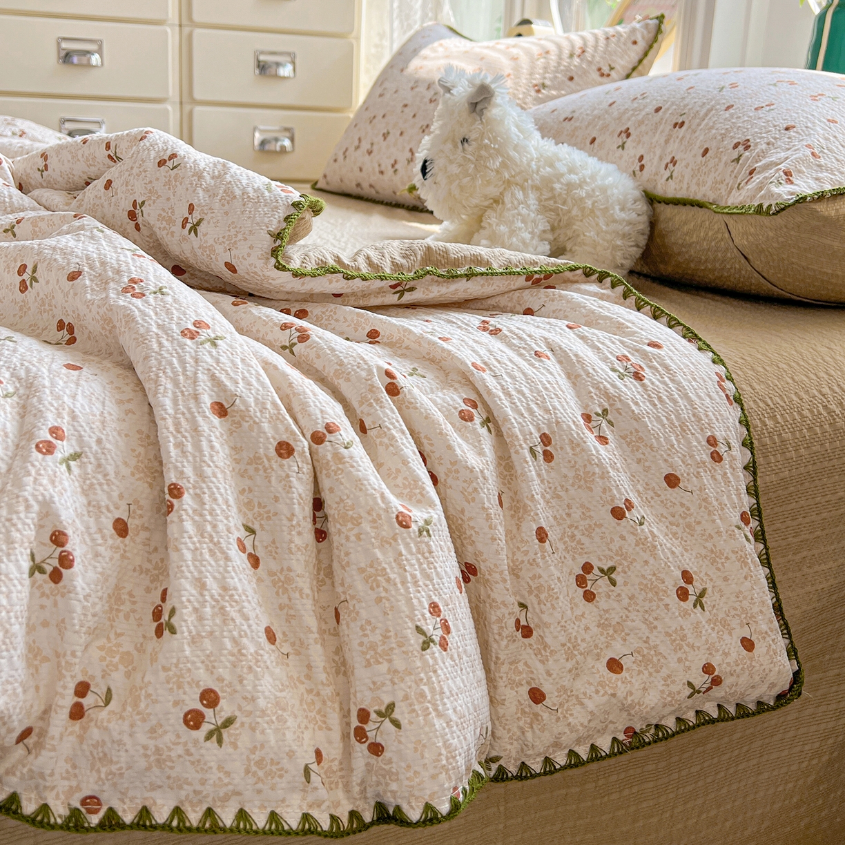 91家纺网 家纺一手货源 找家纺 恒尚居 2026新款A类泡芙纱贝壳边夏被夏凉被四件套空调被三角针绣边 【满地樱桃】贝壳边