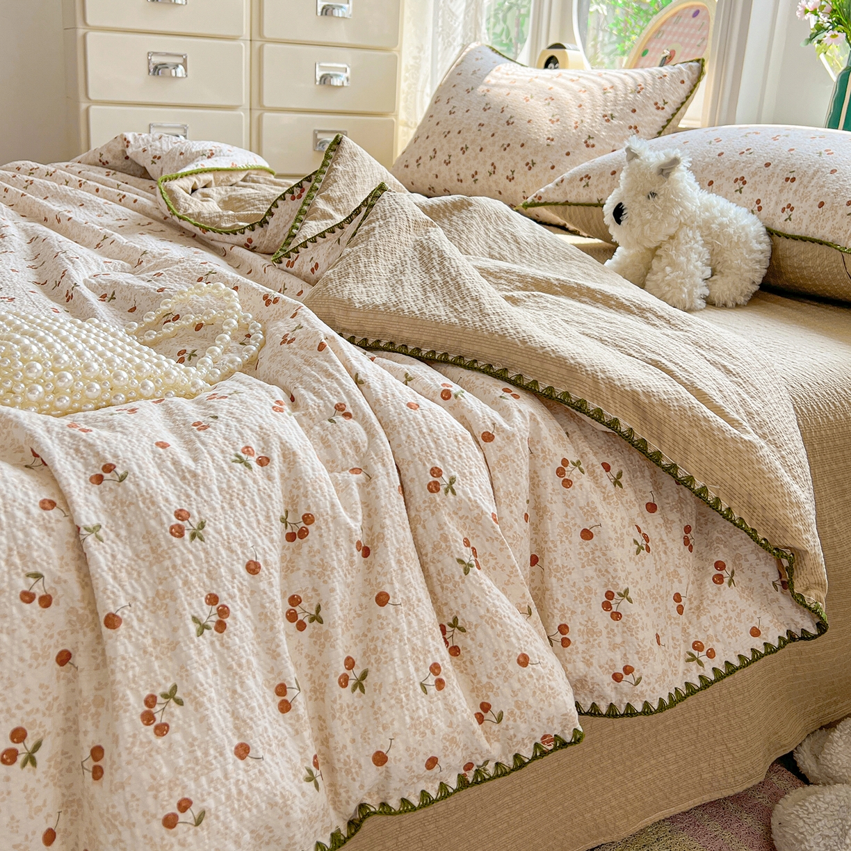 91家纺网 家纺一手货源 找家纺 恒尚居 2026新款A类泡芙纱贝壳边夏被夏凉被四件套空调被三角针绣边 【满地樱桃】贝壳边