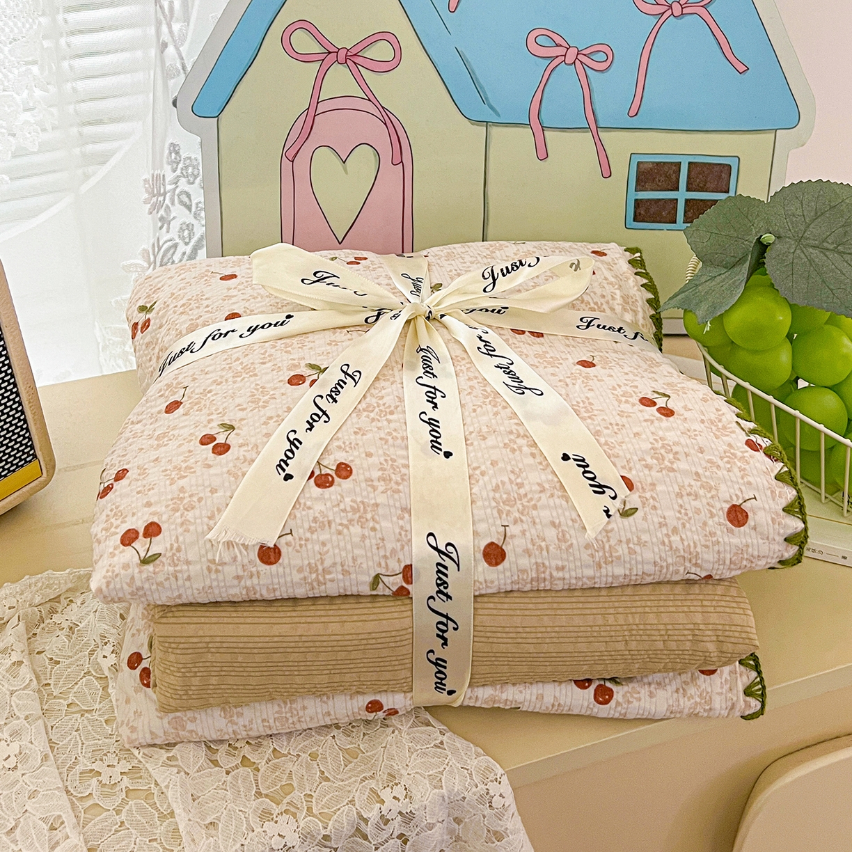 91家纺网 家纺一手货源 找家纺 恒尚居 2026新款A类泡芙纱贝壳边夏被夏凉被四件套空调被三角针绣边 【满地樱桃】贝壳边