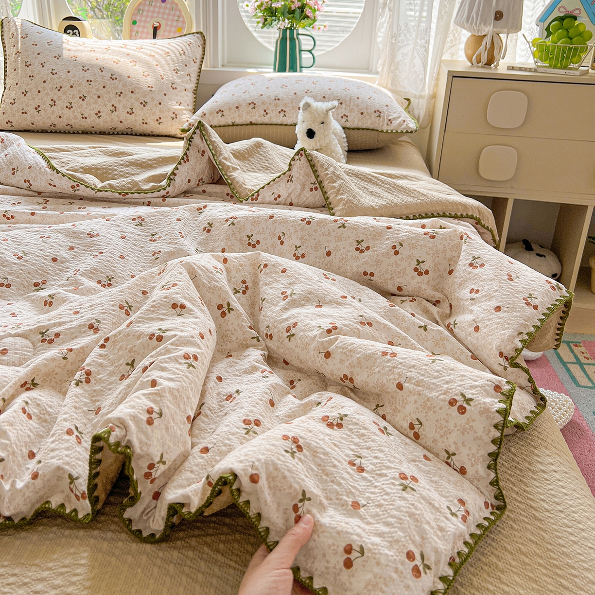 91家纺网 家纺一手货源 找家纺 恒尚居 2026新款A类泡芙纱贝壳边夏被夏凉被四件套空调被三角针绣边 【满地樱桃】贝壳边