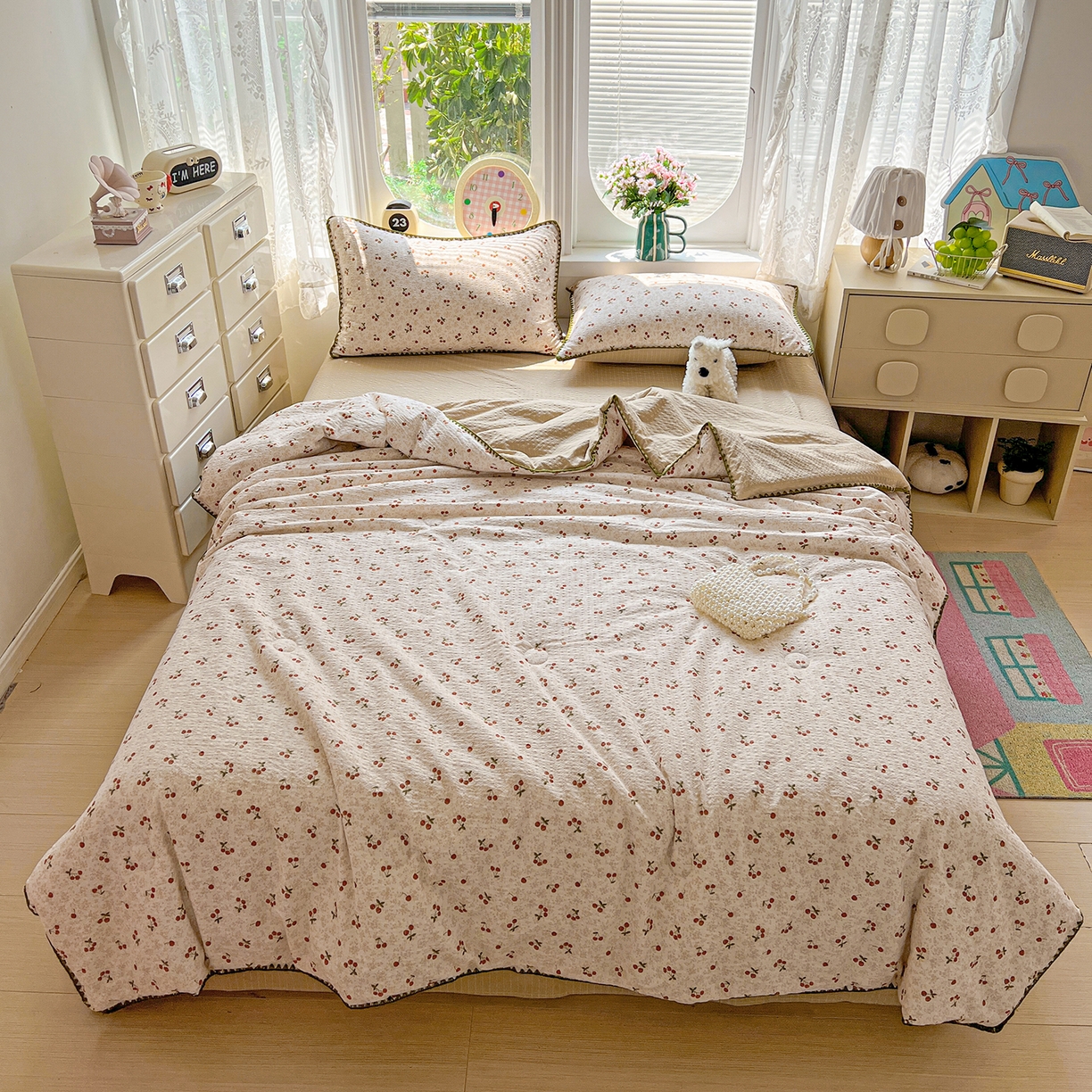 91家纺网 家纺一手货源 找家纺 恒尚居 2026新款A类泡芙纱贝壳边夏被夏凉被四件套空调被三角针绣边 【满地樱桃】贝壳边